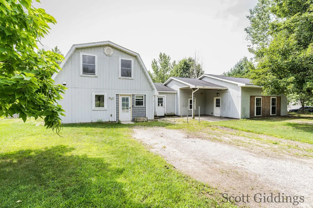 1402 E Deaner Road NE Edmore, MI 48829
