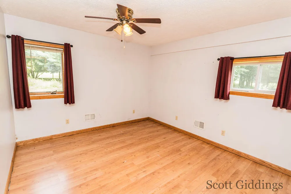 1402 E Deaner Road NE Edmore, MI 48829