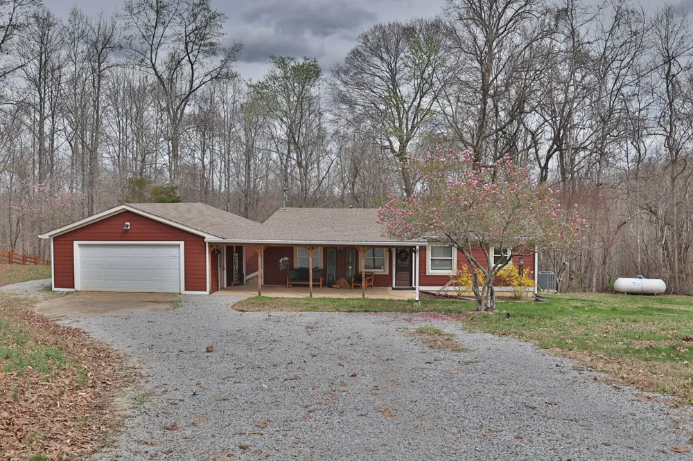 1660 Leatherwood Rd White Bluff, TN 37187