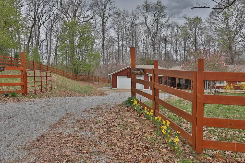 1660 Leatherwood Rd White Bluff, TN 37187