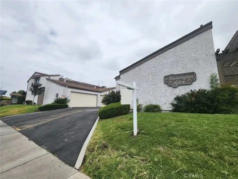 1047 E Huntington Drive #C