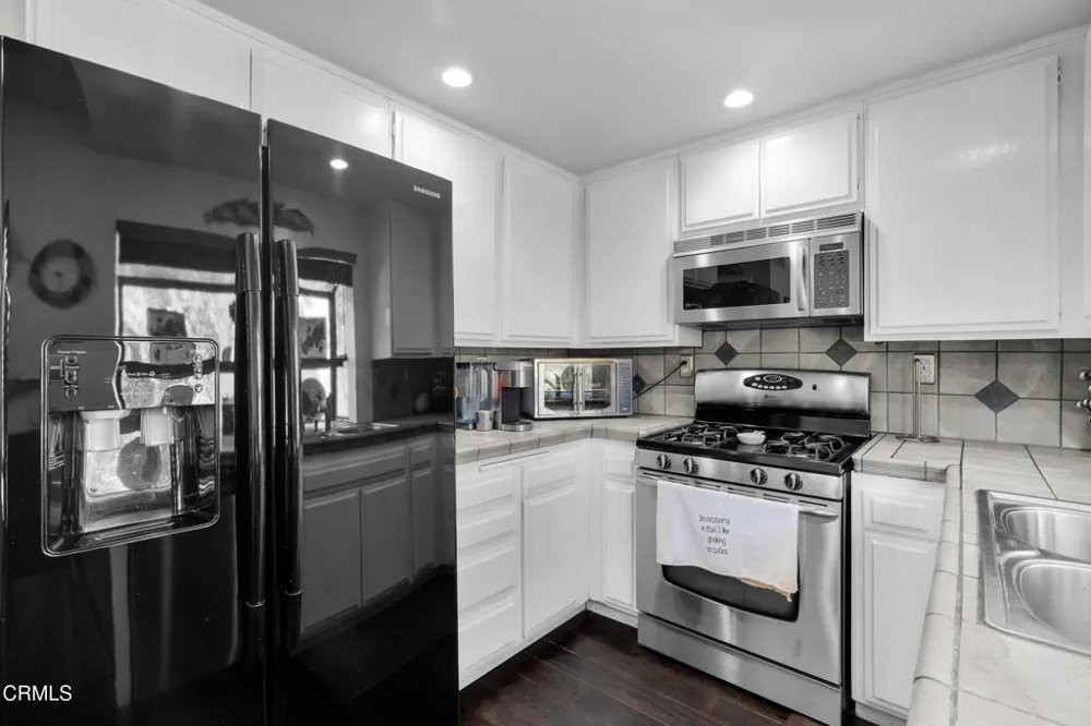 19431 Sherman Way #6 Reseda, CA 91335