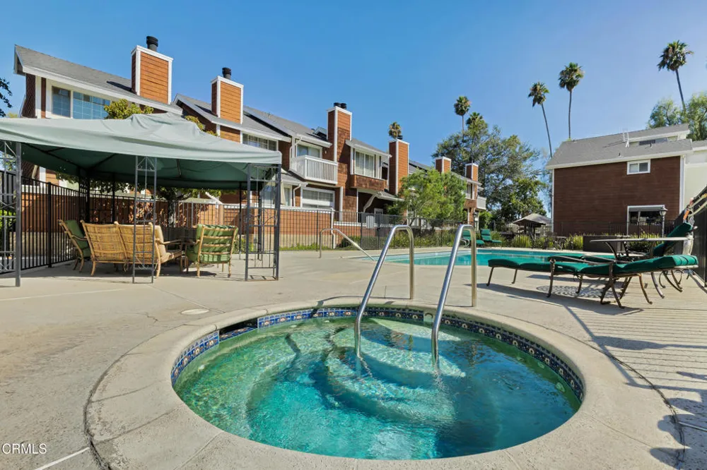 19431 Sherman Way #6 Reseda, CA 91335