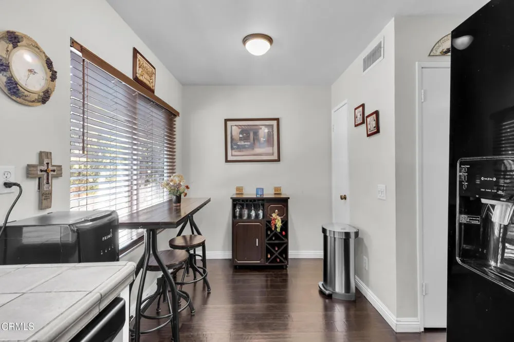 19431 Sherman Way #6 Reseda, CA 91335