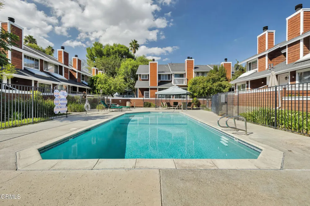 19431 Sherman Way #6 Reseda, CA 91335