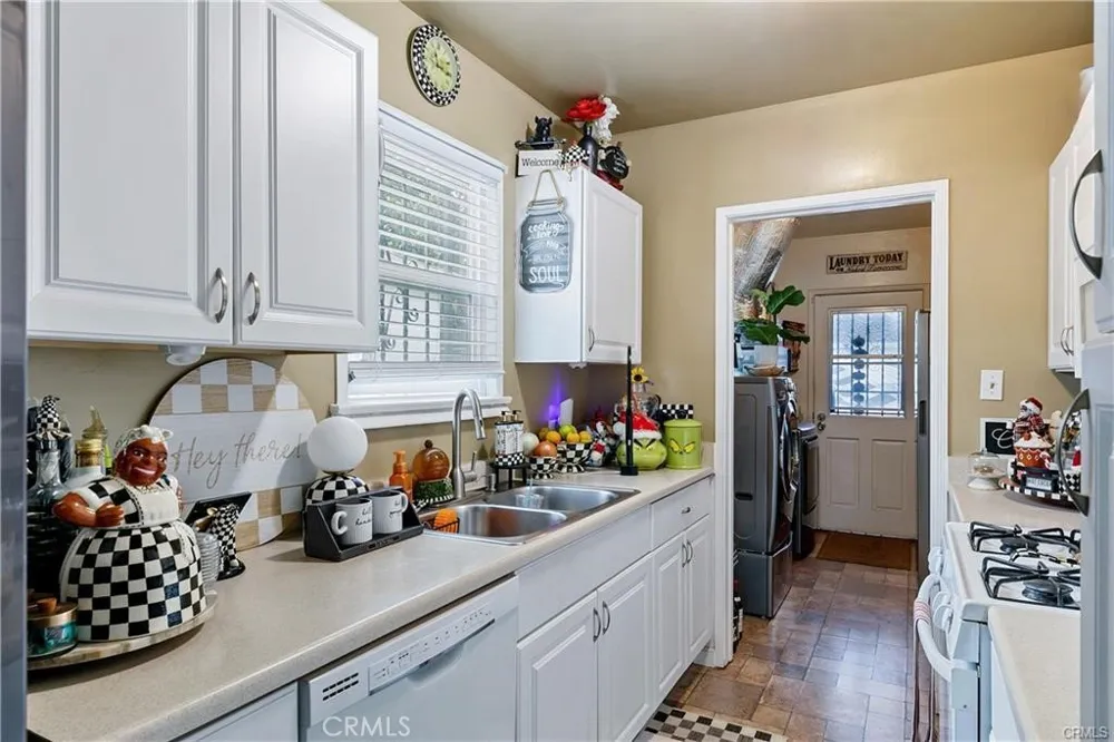 3907 Edgehill Drive Leimert Park, CA 90008