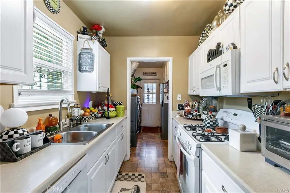 3907 Edgehill Drive Leimert Park, CA 90008