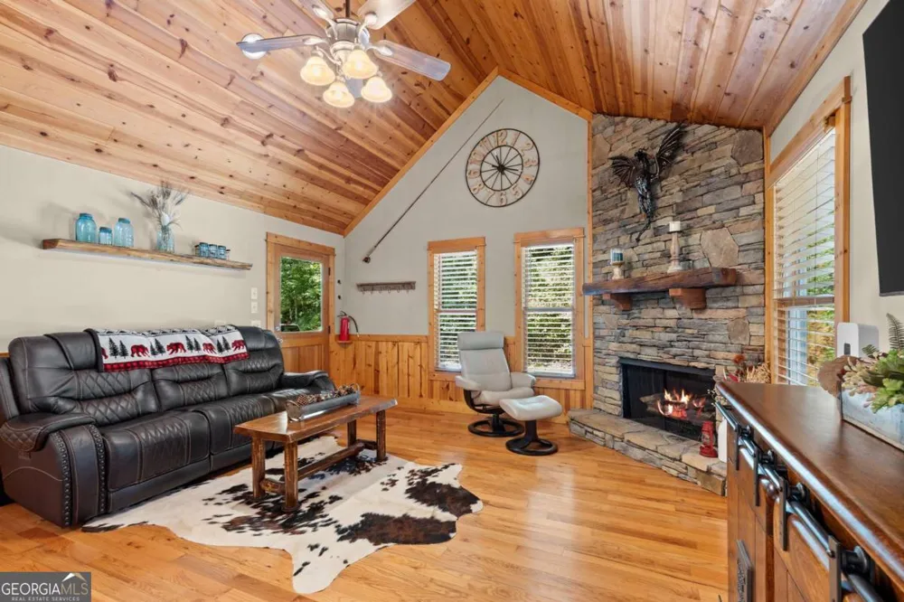 224 Dragon Tree LN Lakemont, GA 30552