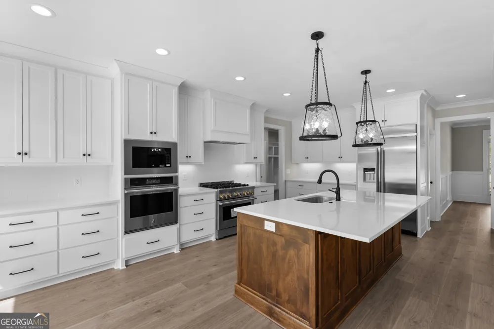 1300 Manjula LN Watkinsville, GA 30677
