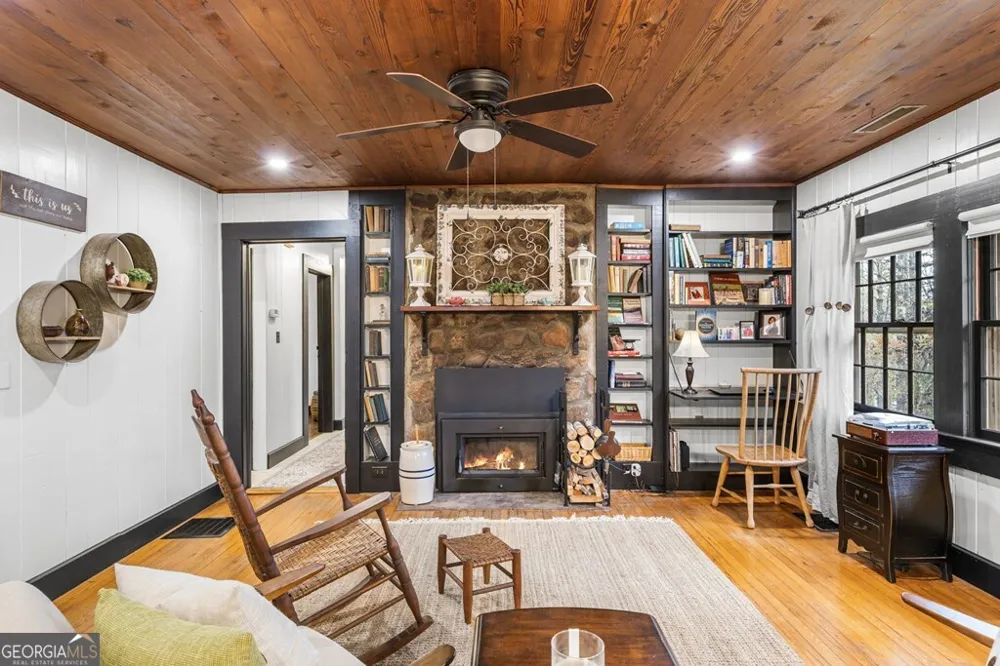 106 Settawig RD Brasstown, NC 28902