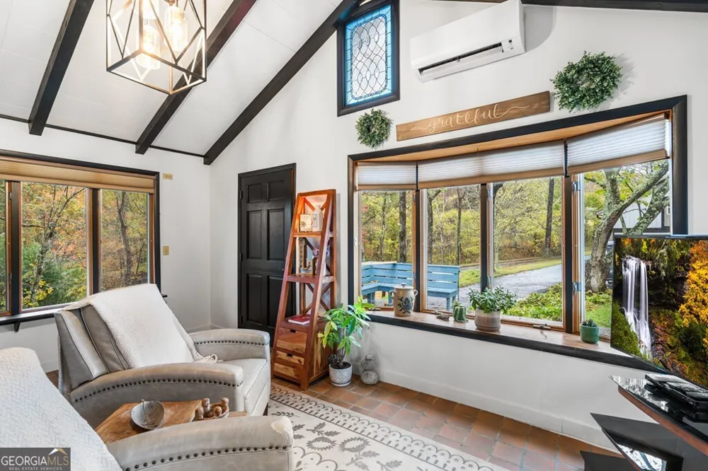 106 Settawig RD Brasstown, NC 28902
