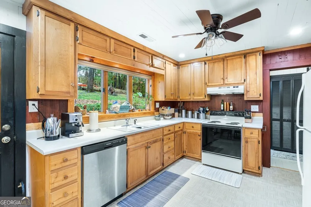 106 Settawig RD Brasstown, NC 28902