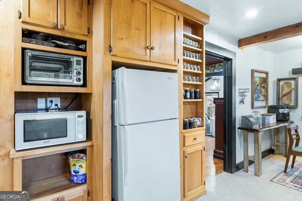 106 Settawig RD Brasstown, NC 28902