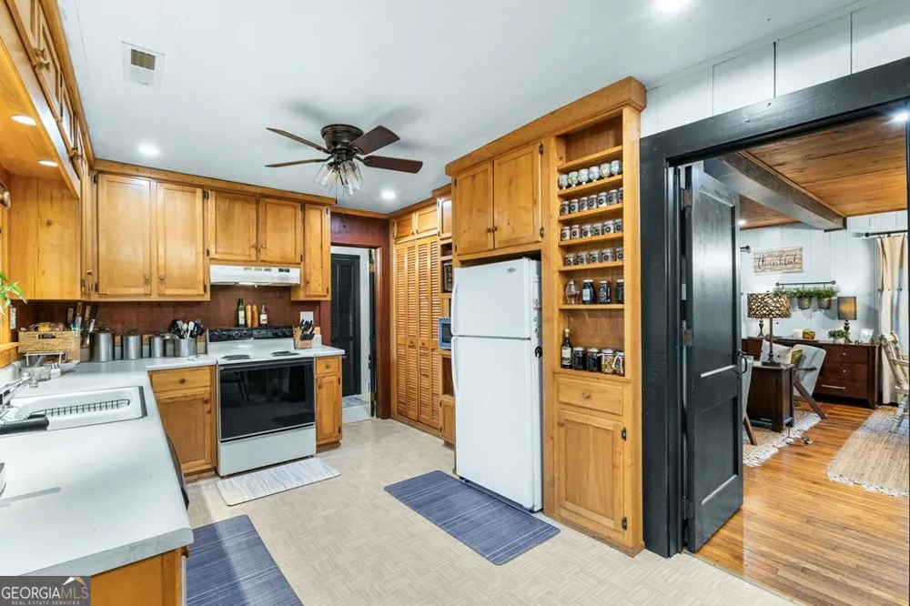 106 Settawig RD Brasstown, NC 28902