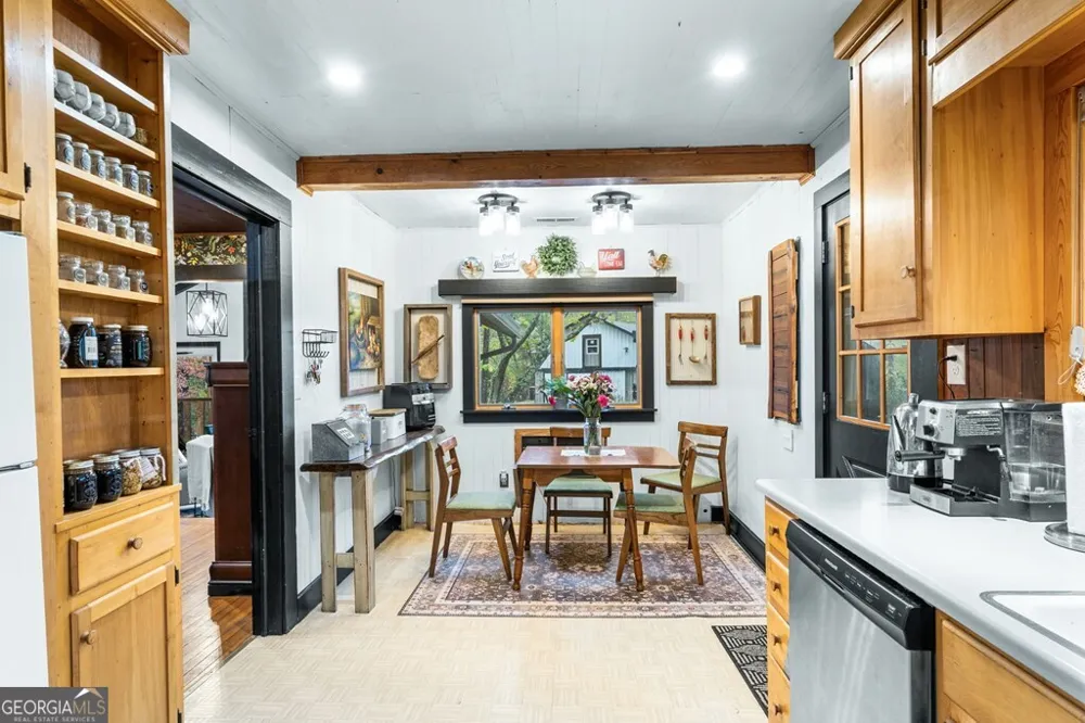 106 Settawig RD Brasstown, NC 28902