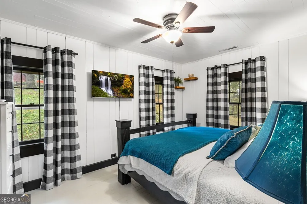 106 Settawig RD Brasstown, NC 28902