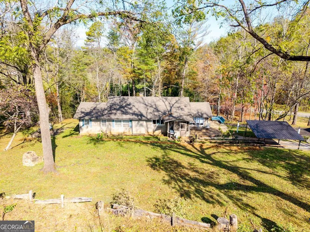 106 Settawig RD Brasstown, NC 28902