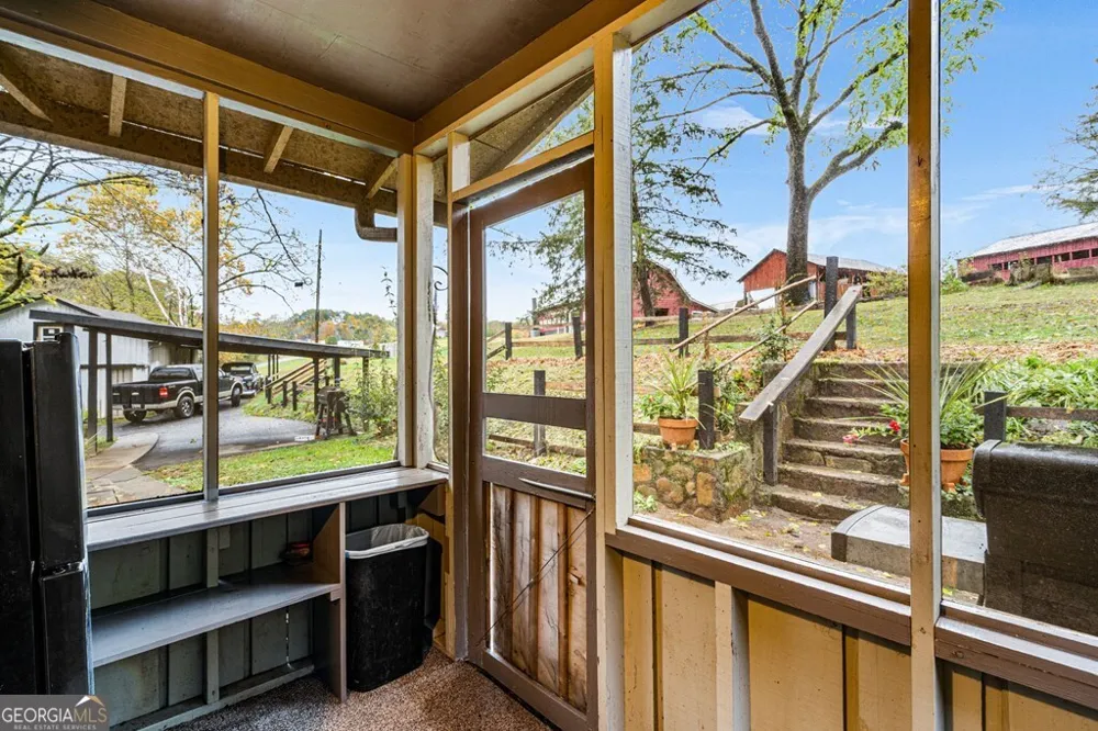 106 Settawig RD Brasstown, NC 28902