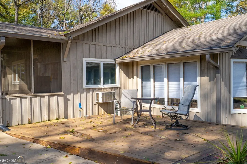 106 Settawig RD Brasstown, NC 28902