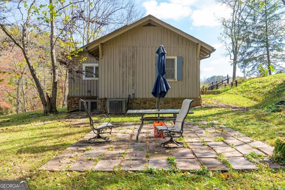 106 Settawig RD Brasstown, NC 28902