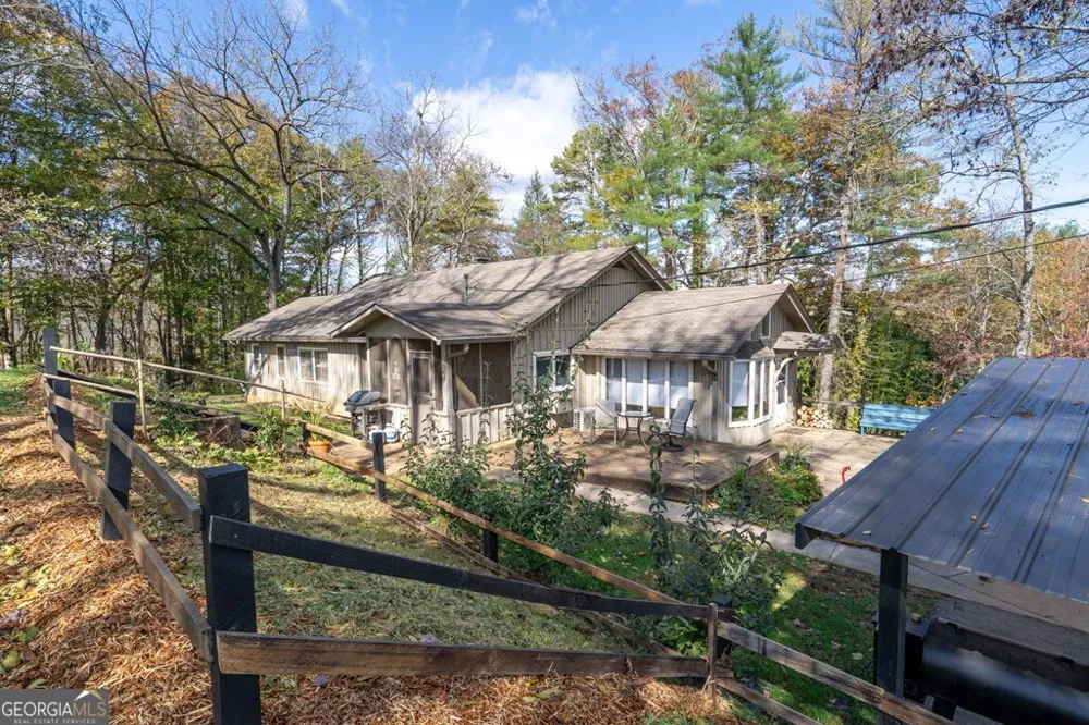 106 Settawig RD Brasstown, NC 28902
