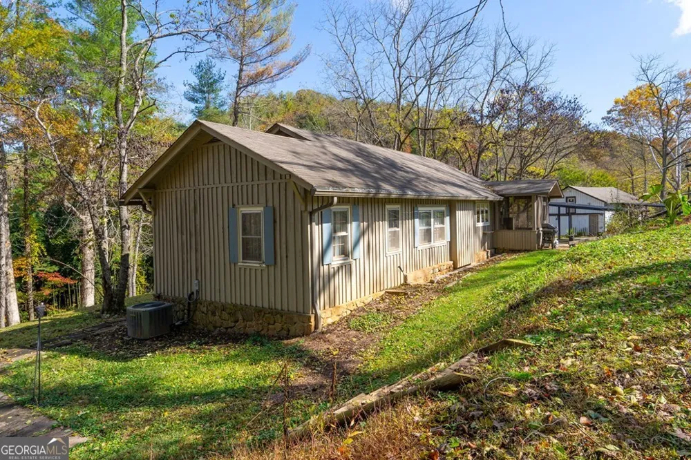106 Settawig RD Brasstown, NC 28902