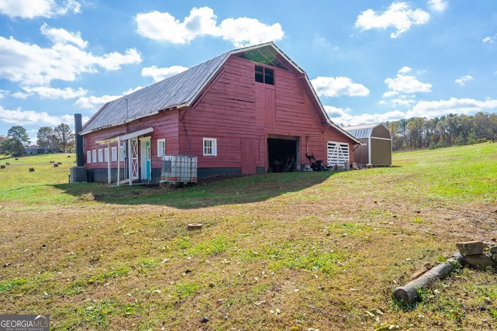 106 Settawig RD Brasstown, NC 28902