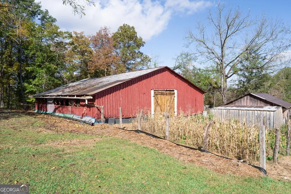 106 Settawig RD Brasstown, NC 28902