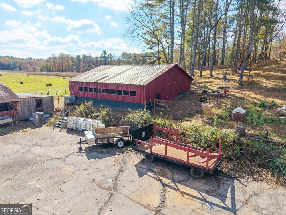 106 Settawig RD Brasstown, NC 28902