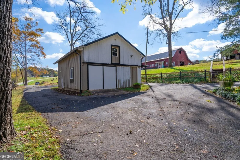106 Settawig RD Brasstown, NC 28902