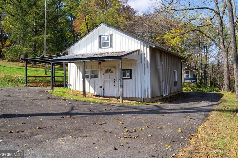 106 Settawig RD Brasstown, NC 28902
