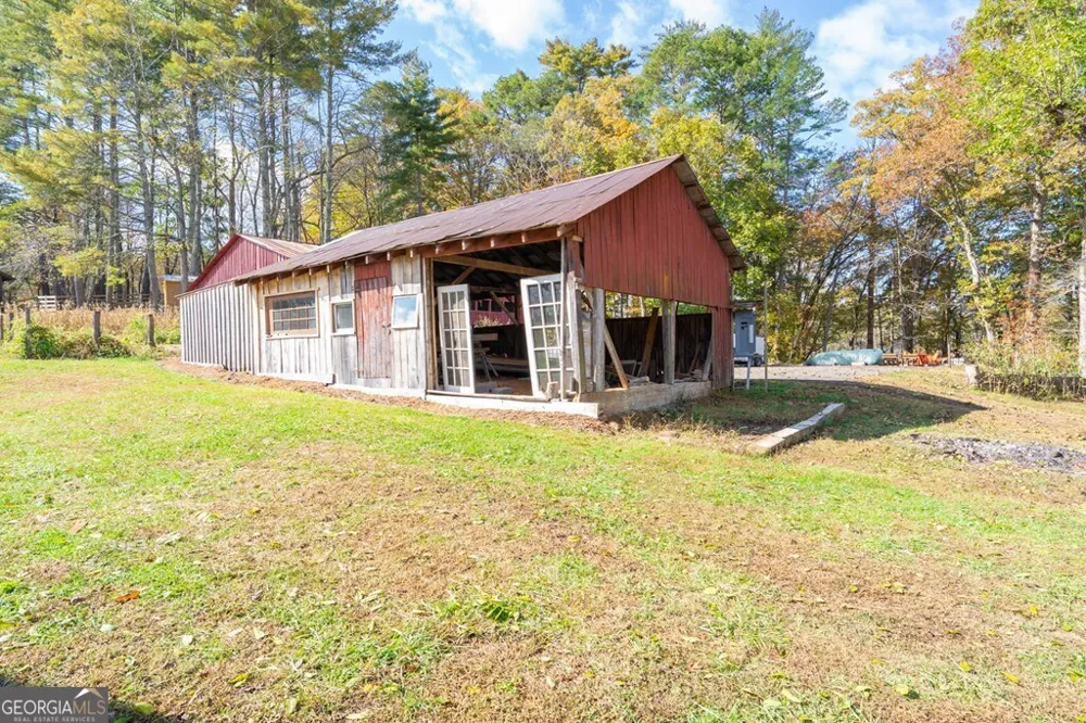 106 Settawig RD Brasstown, NC 28902