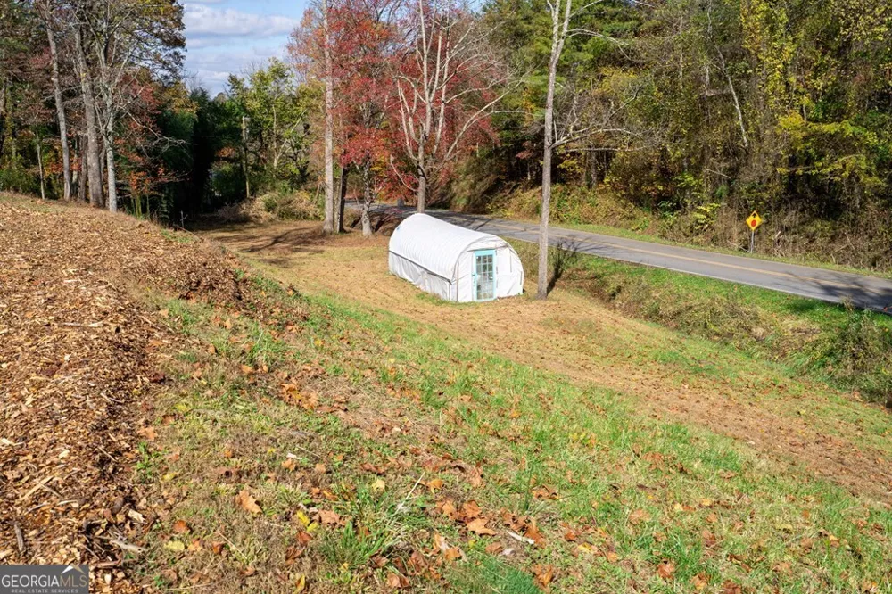 106 Settawig RD Brasstown, NC 28902