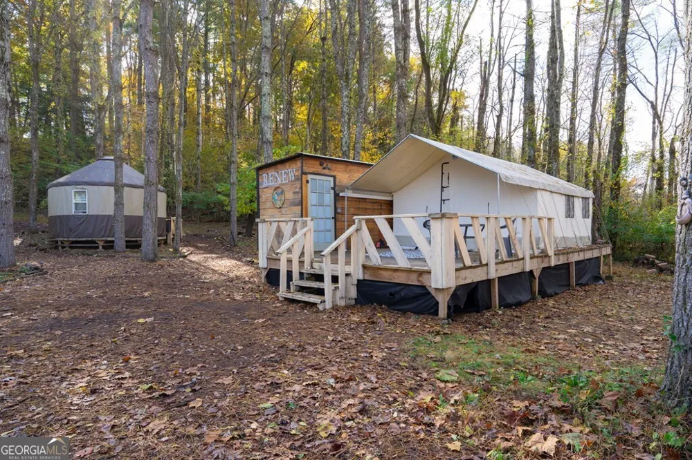 106 Settawig RD Brasstown, NC 28902