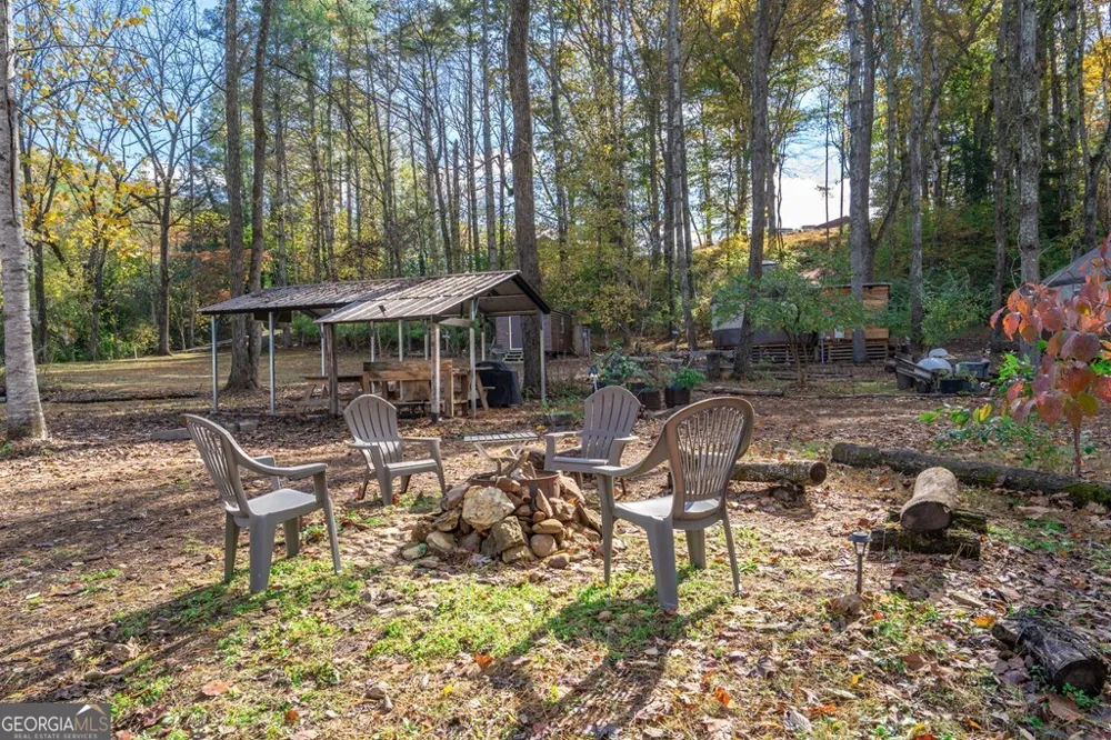 106 Settawig RD Brasstown, NC 28902