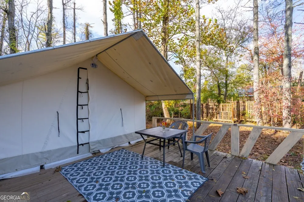106 Settawig RD Brasstown, NC 28902