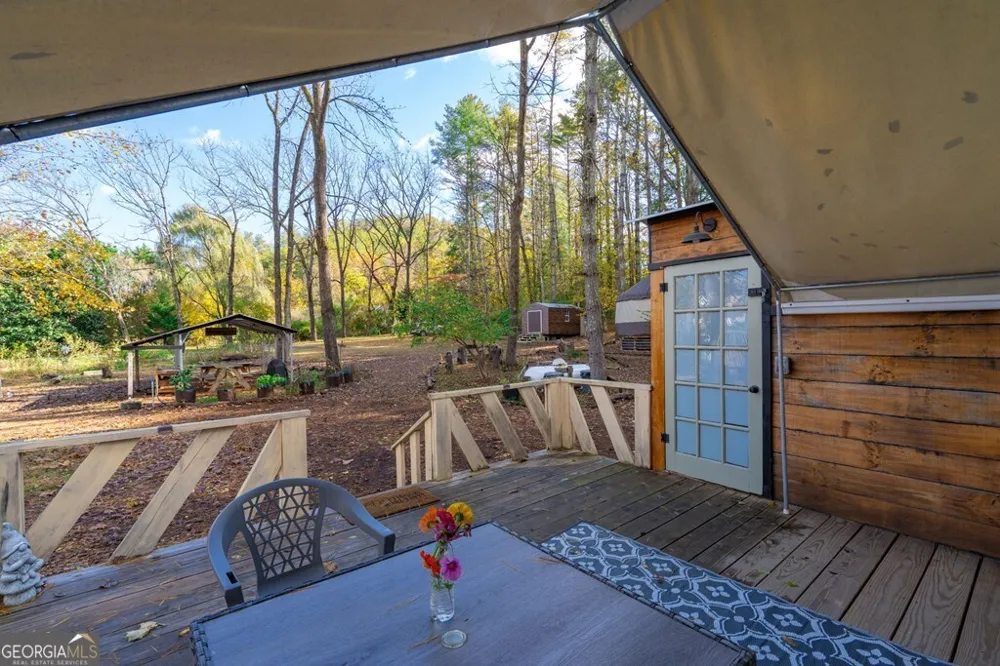 106 Settawig RD Brasstown, NC 28902