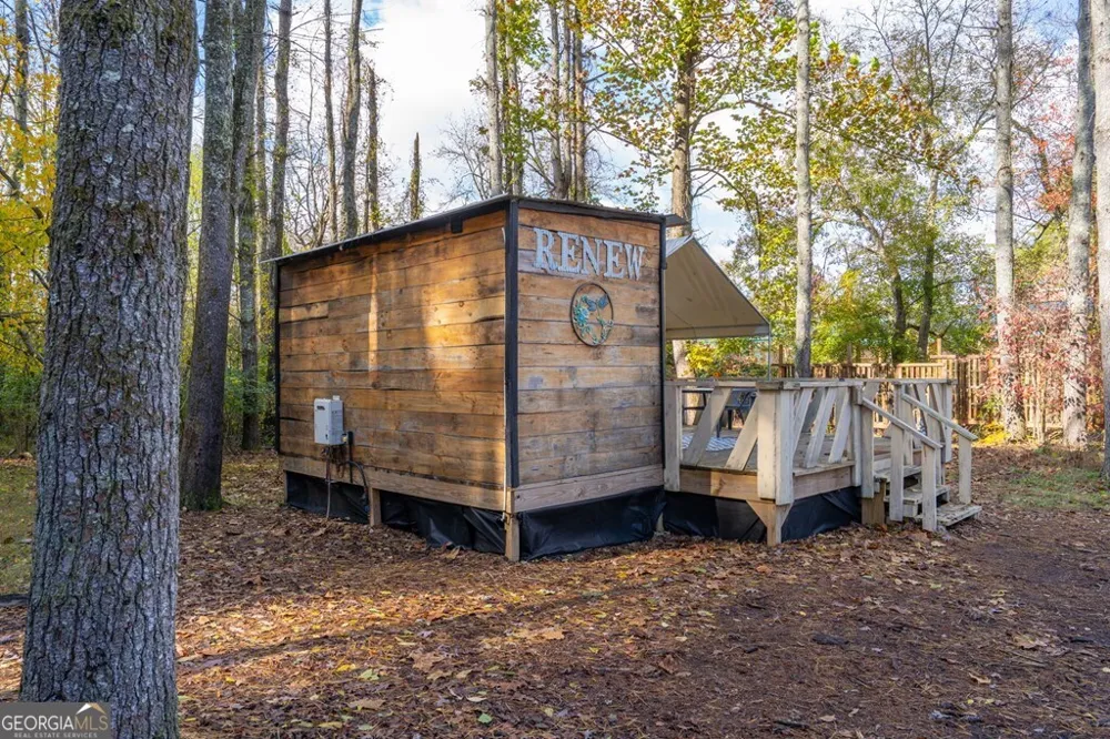 106 Settawig RD Brasstown, NC 28902