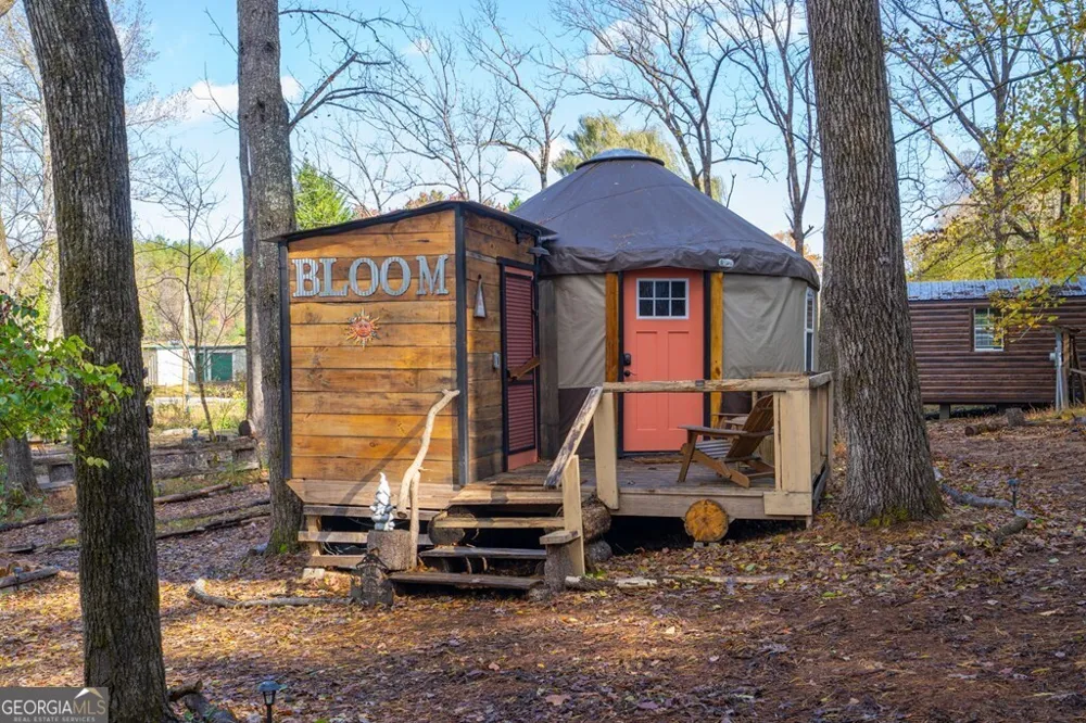 106 Settawig RD Brasstown, NC 28902
