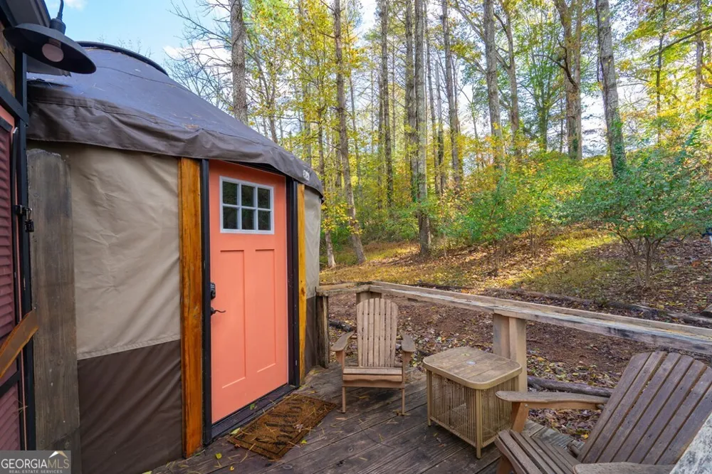 106 Settawig RD Brasstown, NC 28902