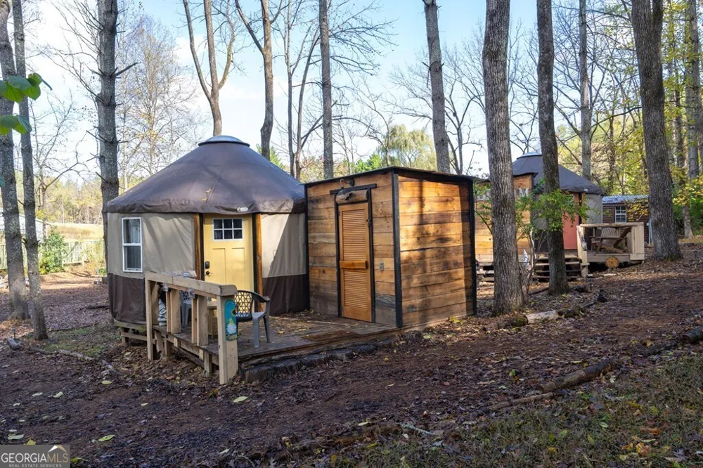 106 Settawig RD Brasstown, NC 28902