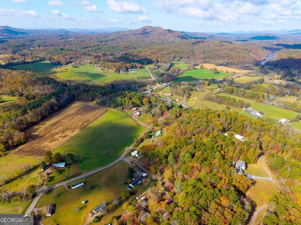 106 Settawig RD Brasstown, NC 28902