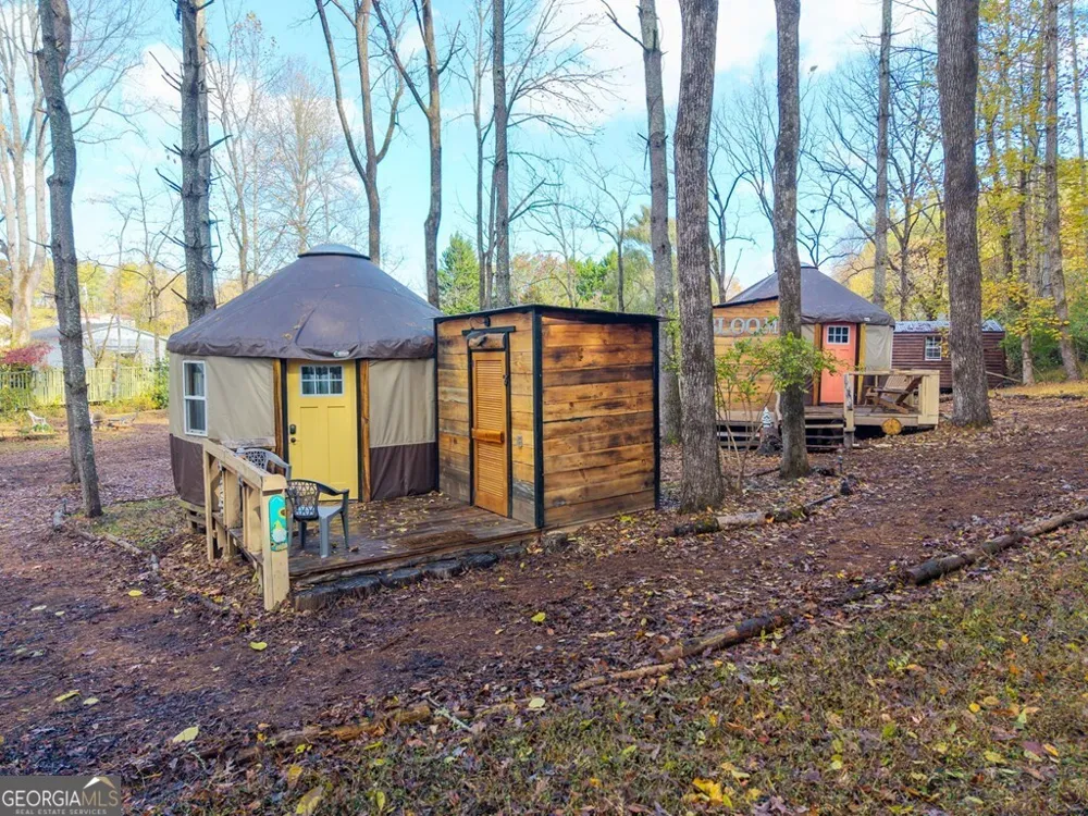 106 Settawig RD Brasstown, NC 28902