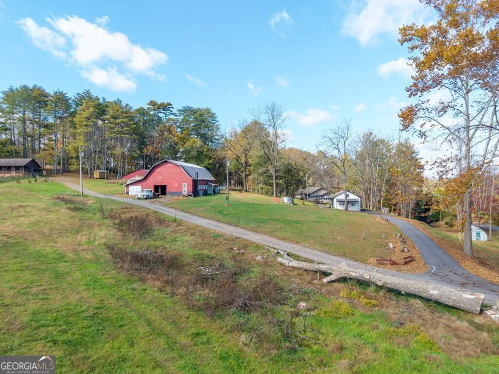 106 Settawig RD Brasstown, NC 28902