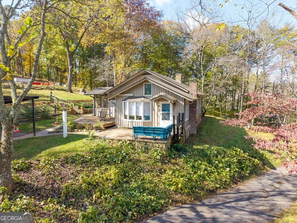 106 Settawig RD Brasstown, NC 28902