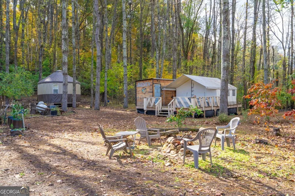 106 Settawig RD Brasstown, NC 28902