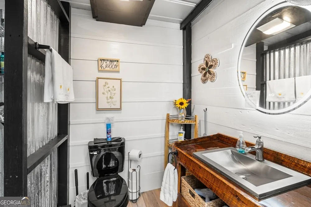 106 Settawig RD Brasstown, NC 28902