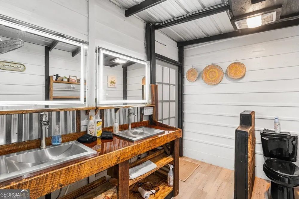 106 Settawig RD Brasstown, NC 28902