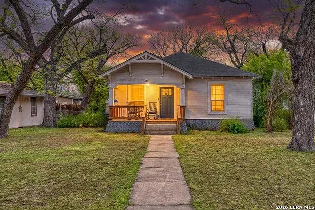 237 W OAK ST Uvalde, TX 78801