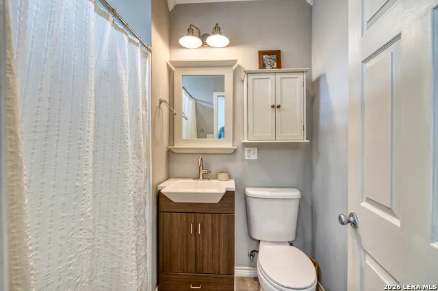 237 W OAK ST Uvalde, TX 78801